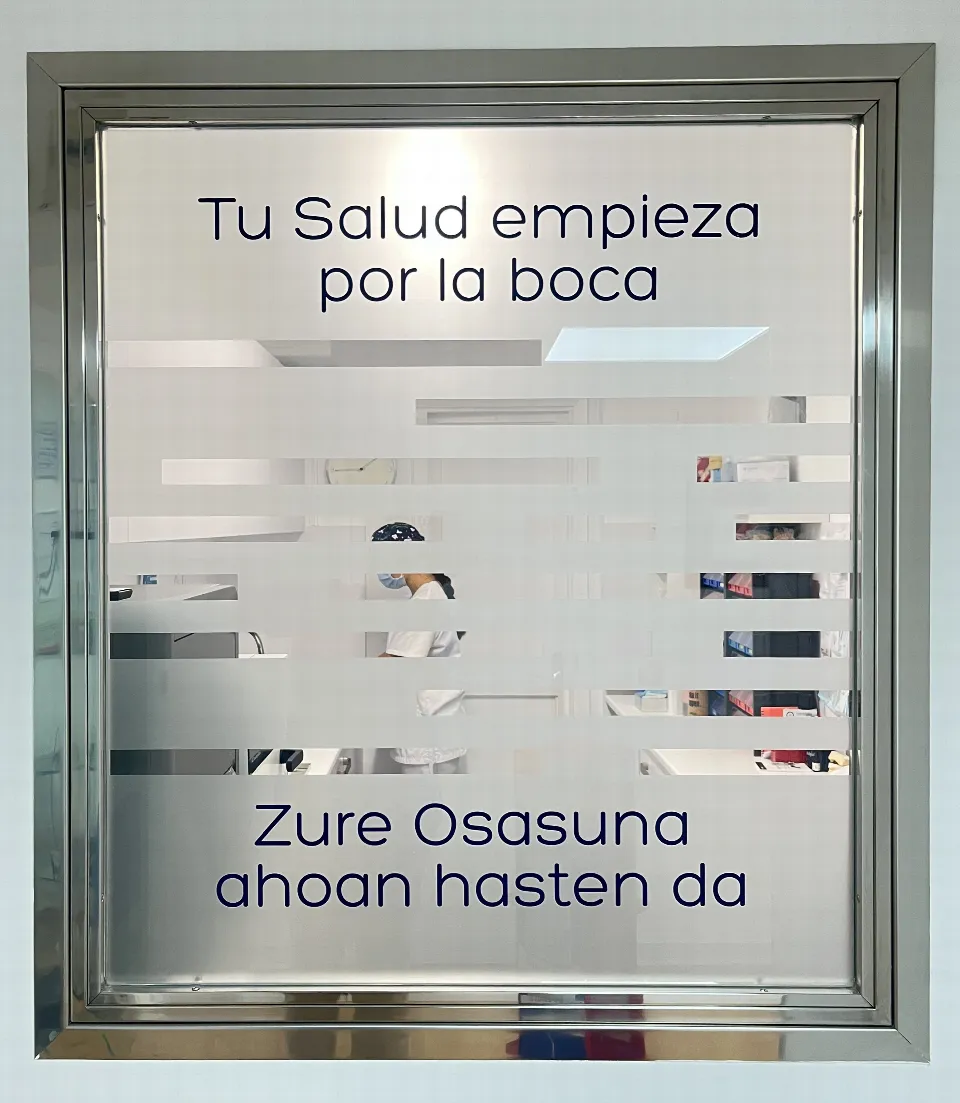 Un cartel enmarcado en la entrada que dice «Tu salud empieza por la boca» y, debajo, «Zure osasuna ahoan hasten da»