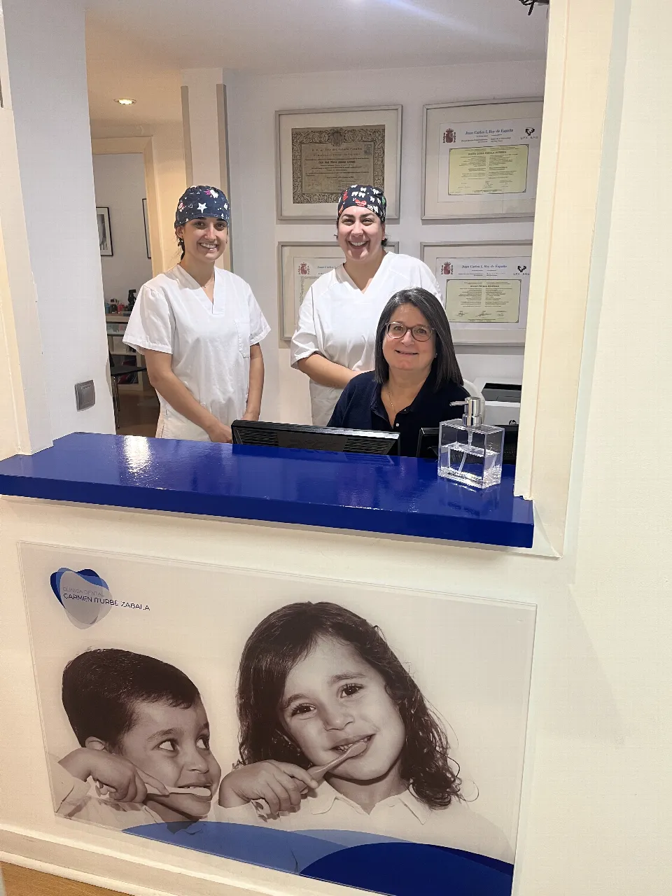 Nekane, Koro e Iratxe, sonriendo detrás del mostrador de recepción