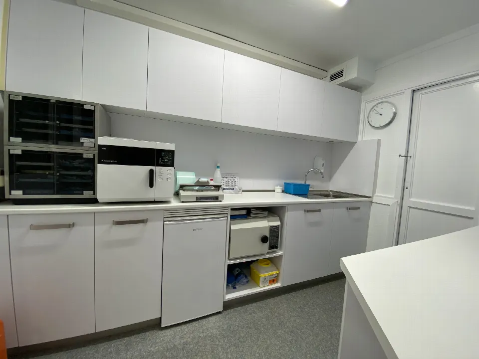 La zona de esterilización, con el mueble de trabajo y los equipos para el instrumental