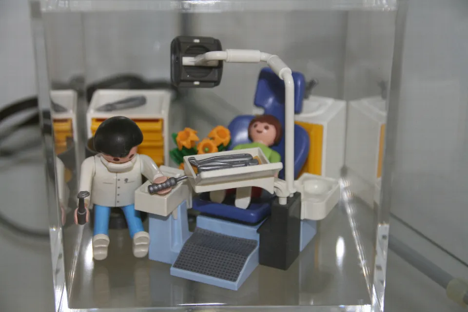 Un gabinete dental de Playmobil dentro de una vitrina