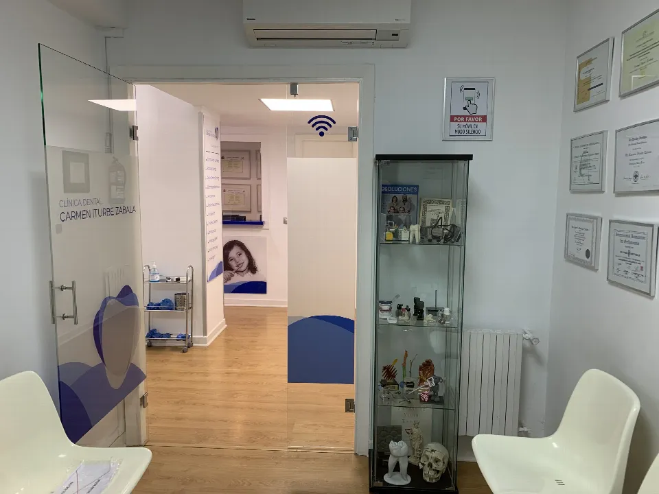 La sala de espera de la clínica, con la puerta de cristal con el logotipo